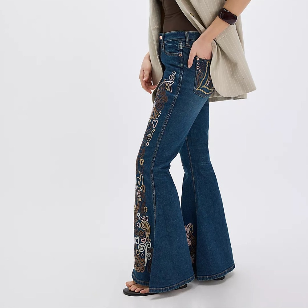 NEW Wrangler x Lainey Wilson Wildflower Embroidered Jeans Bellbottom Flare - Picture 3 of 5